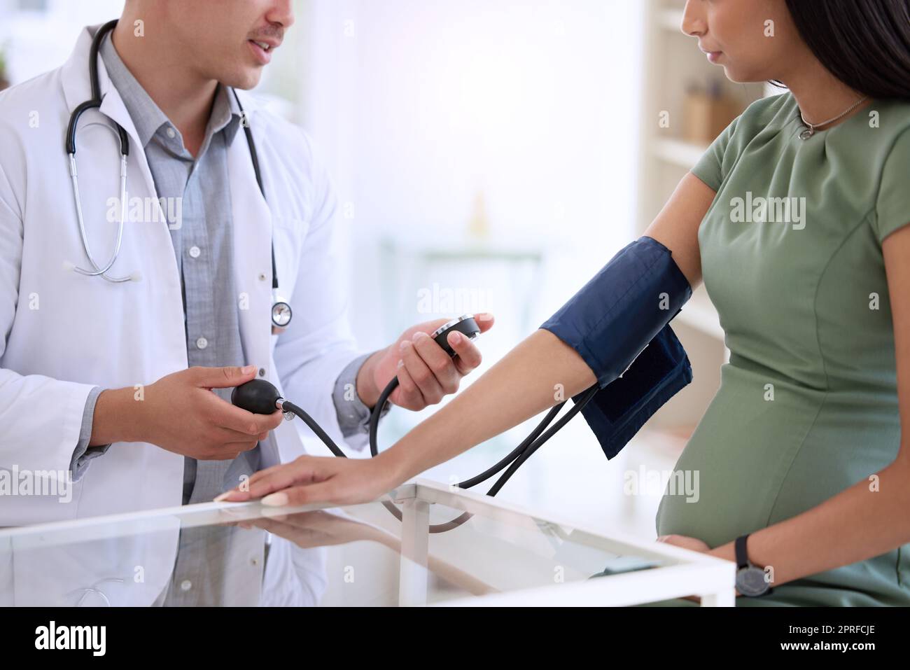 La vérification de votre tension artérielle est juste une procédure standard. un médecin