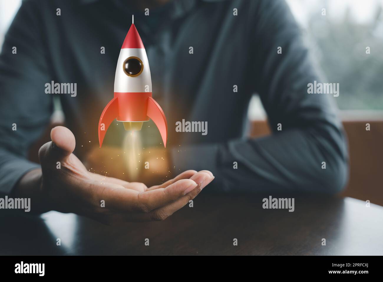 Homme d'affaires tenant l'icône de la fusée 3D à portée de main Banque D'Images