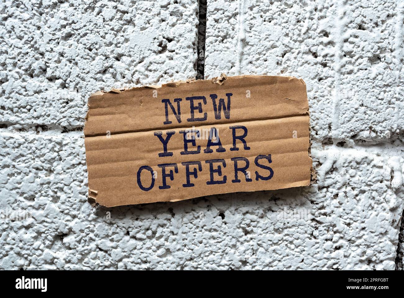 Légende du texte présentant les offres du nouvel an. Concept Internet réductions finales de saison des fêtes réductions de prix ventes Banque D'Images