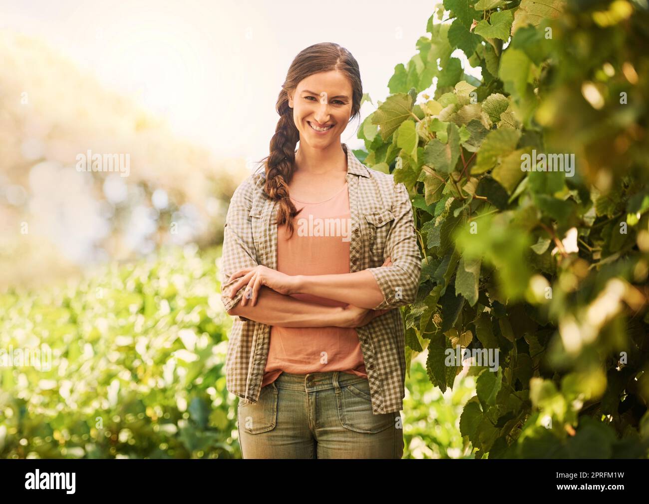 Faites ce que vous aimez et vous aimerez ce que vous faites. Portrait d'un jeune agriculteur joyeux posant dans les champs de sa ferme. Banque D'Images