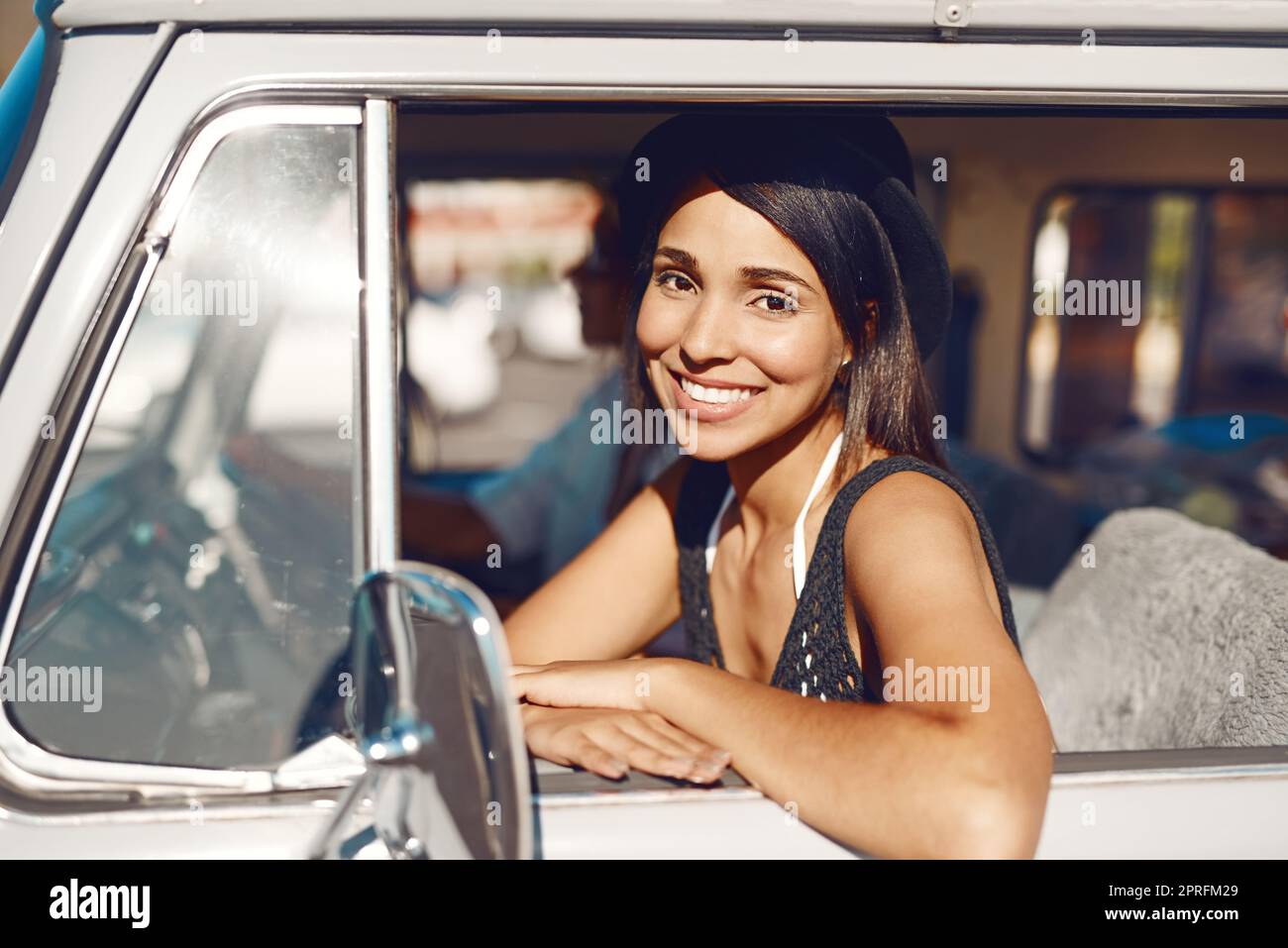 Partez à la découverte d'une aventure estivale. Portrait d'une jeune femme heureuse profitant d'un voyage en voiture avec son ami. Banque D'Images