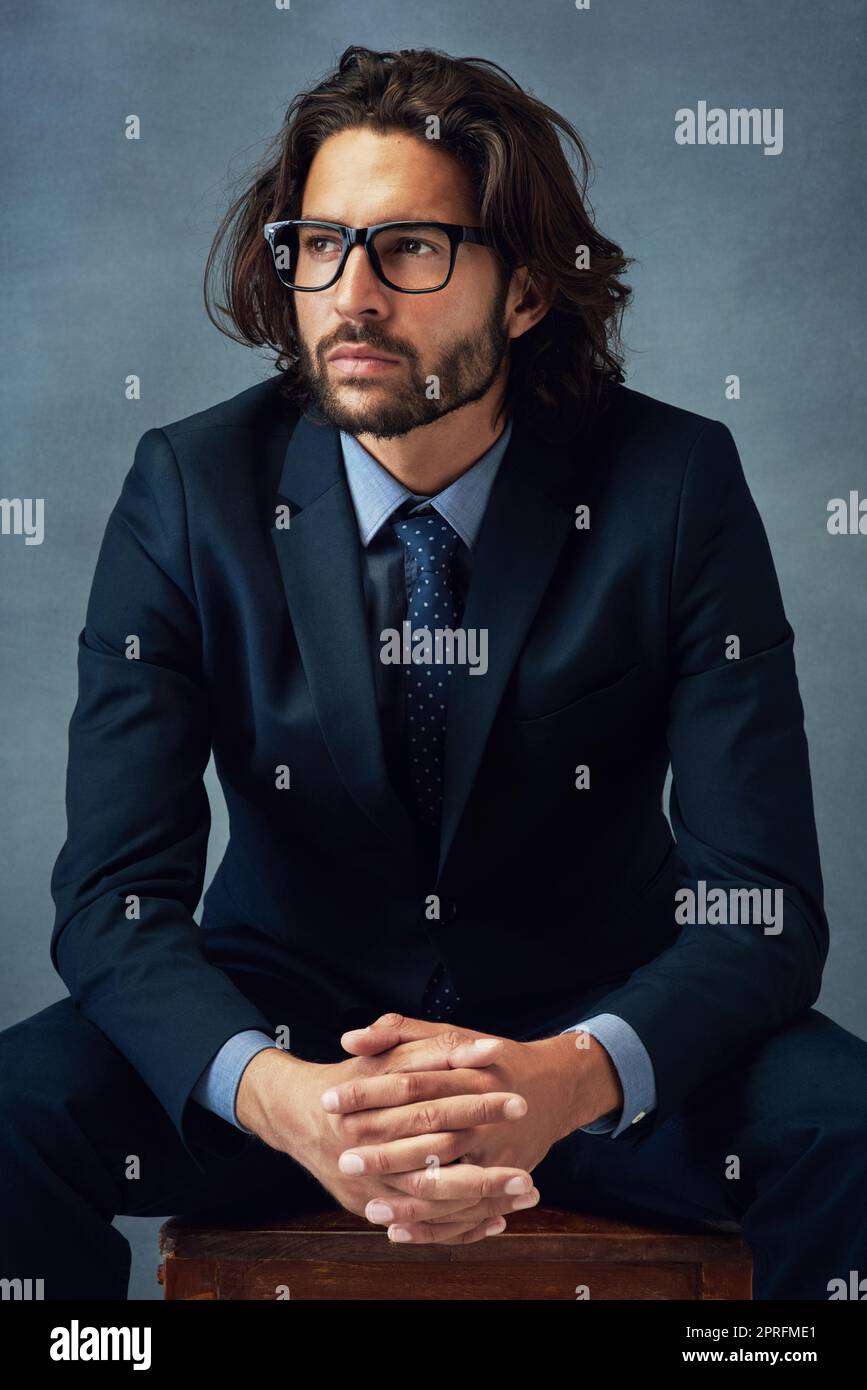 Être un gentleman montre dans votre apparence. Photo studio d'un homme d'affaires bien habillé sur fond gris. Banque D'Images