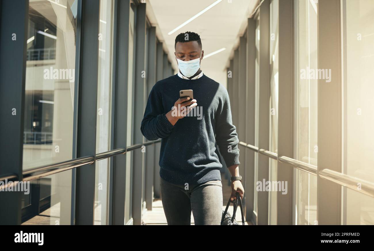 Voyage d'affaires, d'avion et d'emploi de covid d'un homme d'affaires sur son téléphone sur le point de monter à bord d'un vol d'avion. Texte professionnel d'entreprise sur la marche et le travail dans un aéroport lors d'un voyage international Banque D'Images