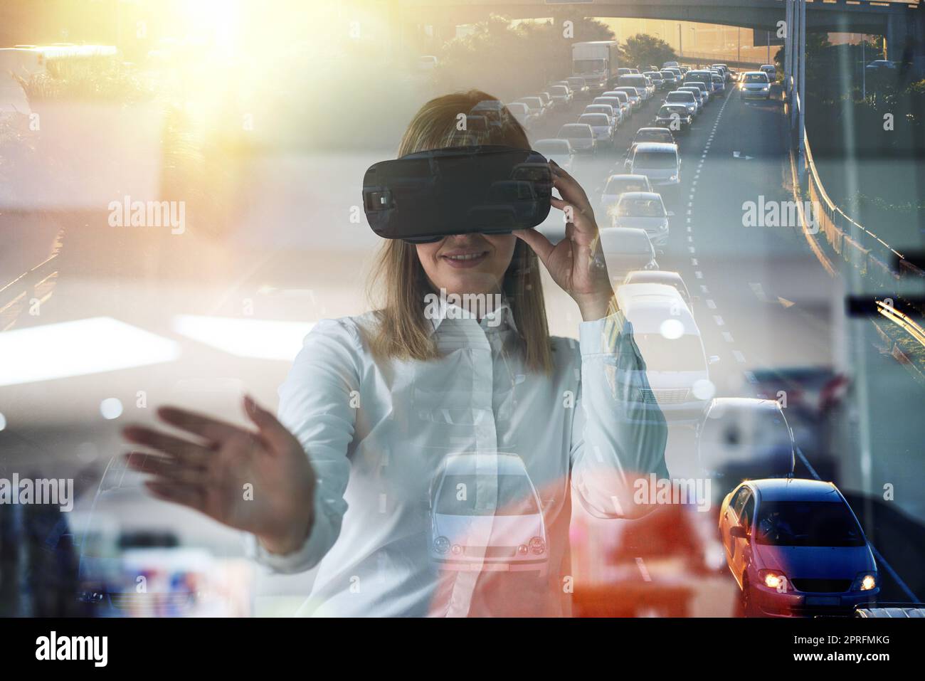 La technologie apporte une vision à son entreprise. Prise de vue en exposition multiple d'une jeune femme d'affaires portant un casque VR tout en travaillant seule dans son bureau. Banque D'Images