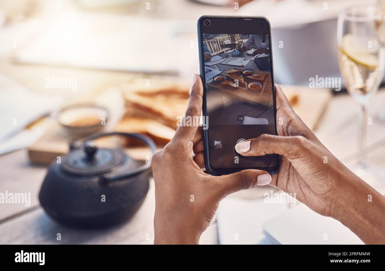 Médias sociaux petit-déjeuner, nourriture et champagne idée pour un blog à publier en ligne pour la publicité de restaurant ou de café boutique web. Marketing, photographe et femme qui a un influenceur professionnel d'Internet Banque D'Images