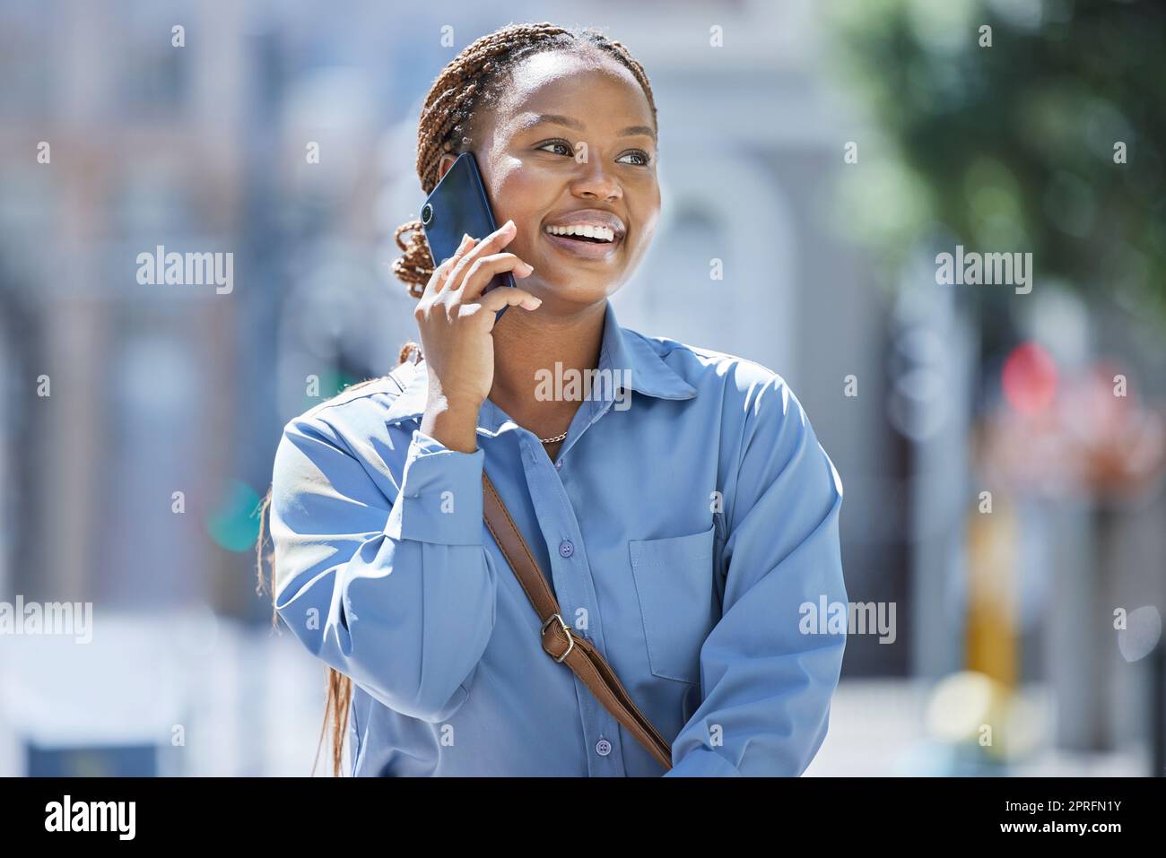 Femme noire sur téléphone parlant, réseau d'affaires et appels de clients avec 5g dans la ville le matin Voyage au travail. Sourire, heureux et motivation de l'entrepreneur avec la technologie et la vision globale de la réussite Banque D'Images