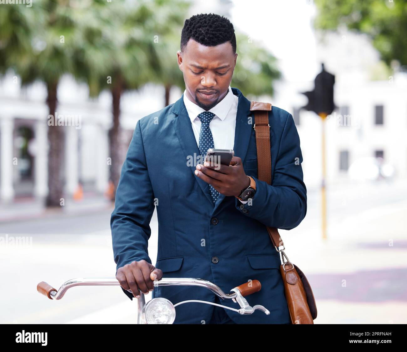 La lecture, l'envoi de SMS ou la recherche sur le Web sur un téléphone d'un homme d'affaires prêt à faire du vélo au travail ou à la maison. Entrepreneur numérique utilisant 5g Internet sur la technologie moderne avant de monter à vélo dans la ville Banque D'Images