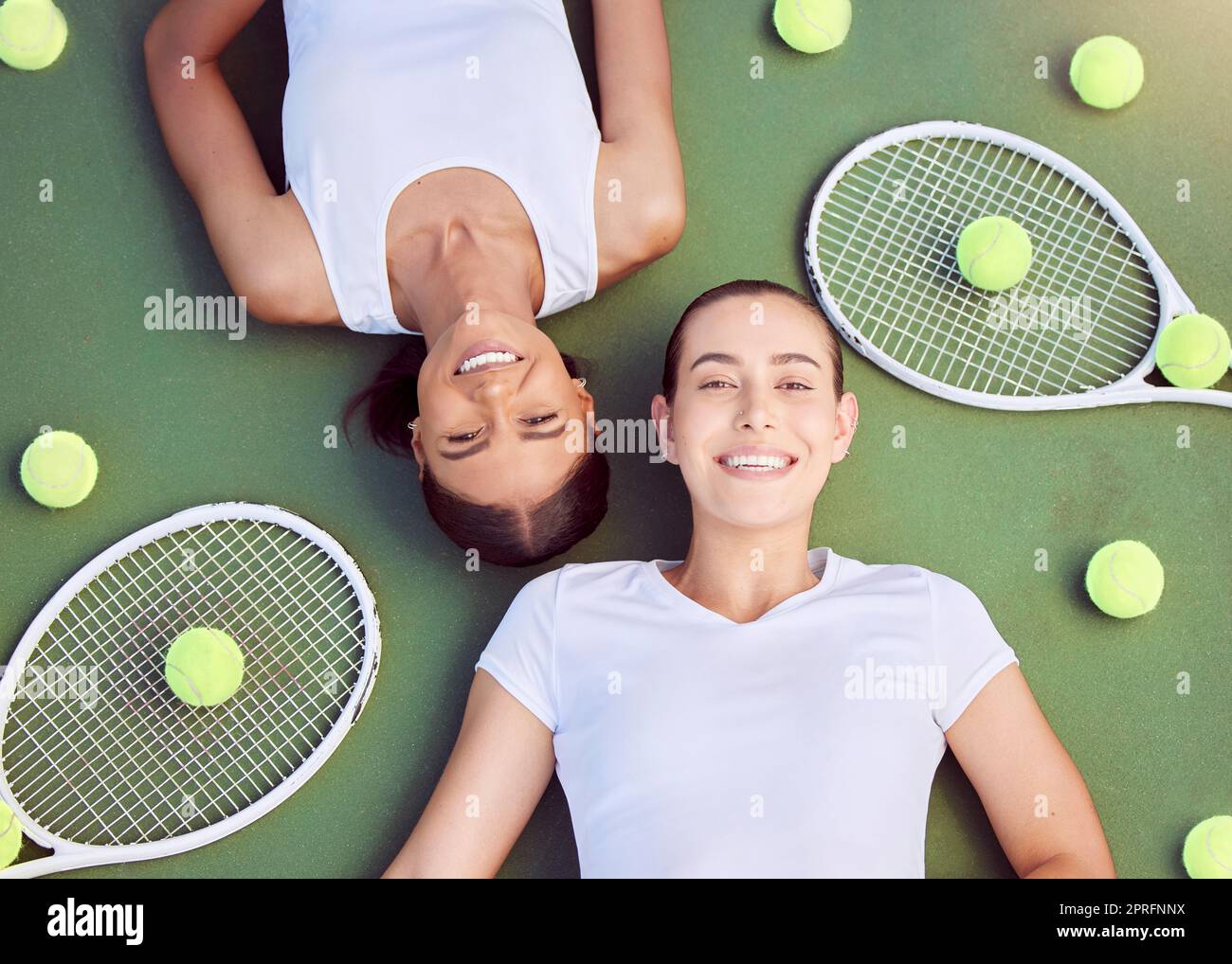 Tennis, femmes et détendez-vous portrait d'en haut sur le terrain de sport  avec des amis se reposant ensemble sur le sol. Équipe d'athlètes féminins  avec heureux, jeune et joyeux Photo Stock -