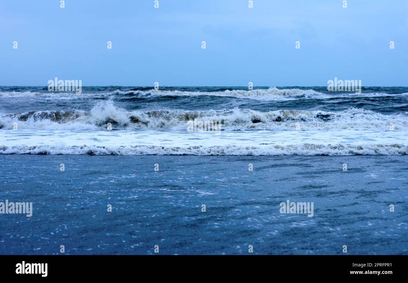 La mer bleue s'oppose à l'horizon bleu clair du ciel. Contexte de la nature. Banque D'Images