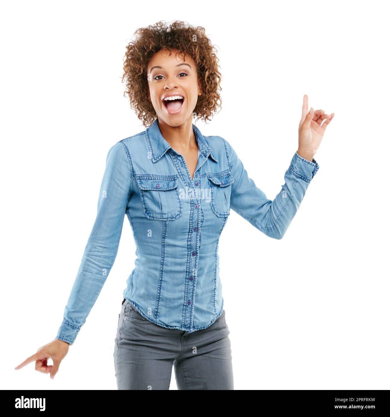 Des choses positives sont en route. Photo en studio d'une jeune femme attirante pointant dans deux directions différentes. Banque D'Images