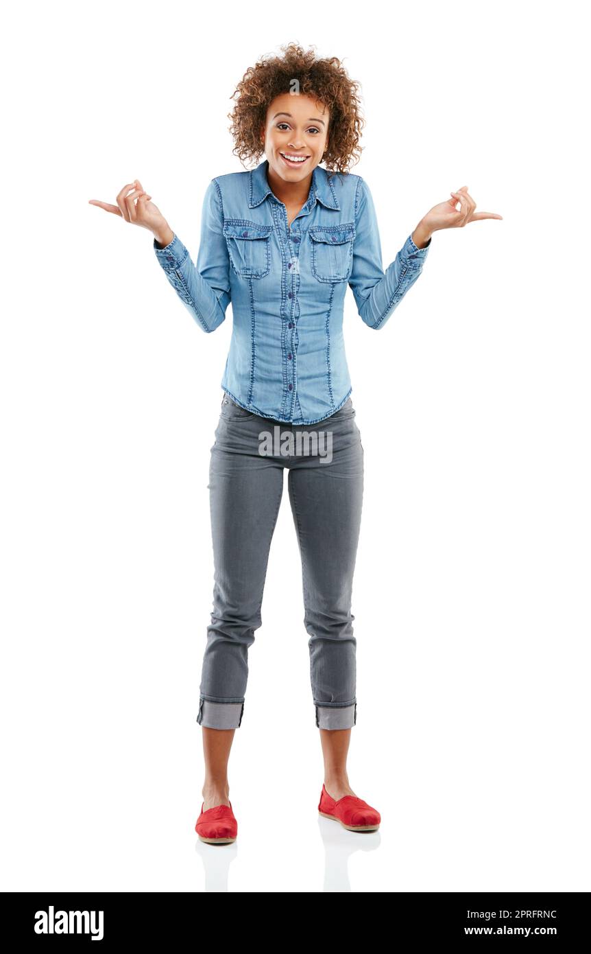 Restez inspiré pour inspirer les autres. Photo en studio d'une jeune femme attirante pointant dans deux directions différentes. Banque D'Images