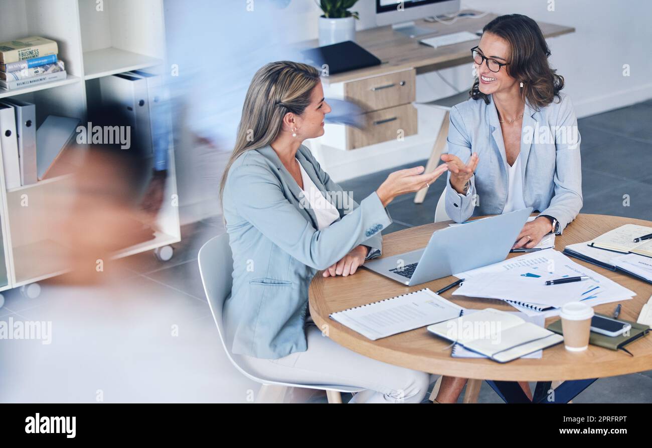 Femmes d'affaires en réunion, en collaboration ou en marketing numérique conversation, la stratégie de planification pour le site Web d'entreprise ou l'analyse de seo. Discussion sur les professionnels, communication avec la technologie de l'ordinateur portable Banque D'Images