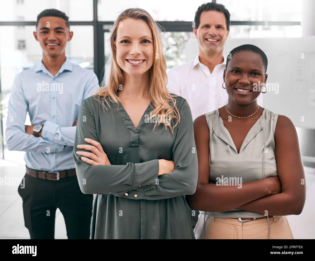 Portrait de l'équipe de diversité, de marketing et d'affaires de la société de publicité de médias sociaux de démarrage. Les gens d'affaires, la direction ou l'employé dans le bureau se construisent ensemble dans le soutien, le travail d'équipe et la collaboration Banque D'Images