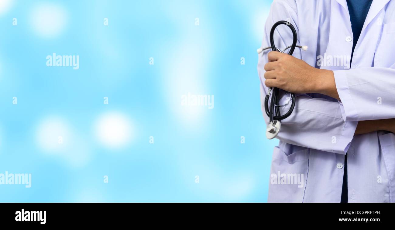 Médecine médecin avec stéthoscope debout et diagnostic à l'hôpital.soins de santé et médical ou assurance maladie sur le concept de fond. Banque D'Images