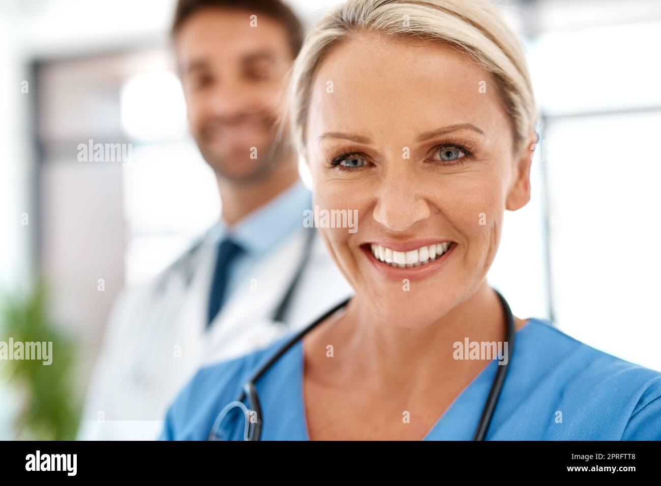 Faites confiance à nous. Portrait de deux heureux professionnels de la santé se posant ensemble dans un hôpital. Banque D'Images