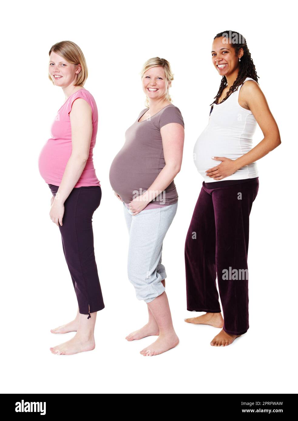 Femmes enceintes, amis et mères heureux ou personnes célébrant la maternité en studio. Portrait, santé et grossesse avec un sourire prêt ou espoir pour la naissance de l'enfant, les enfants ou les enfants ou bébé. Banque D'Images