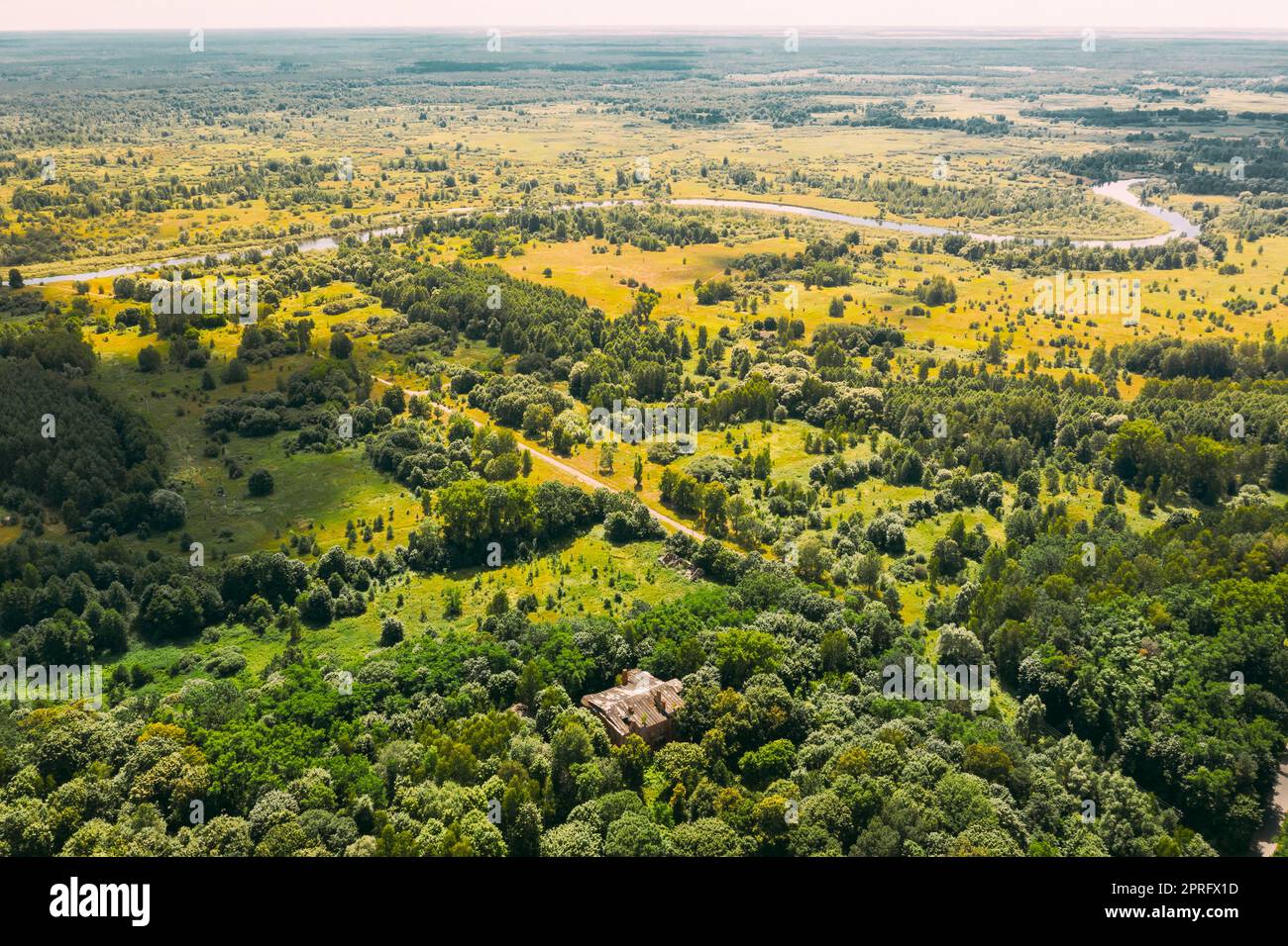 Dziemjanki, région de Gomel, Bélarus. Vue aérienne de la zone de réinstallation de Gerard Nicholas Tchernobyl, un manoir abandonné en ruine. Catastrophes de Tchernobyl. Site d'intérêt local et patrimoine Banque D'Images