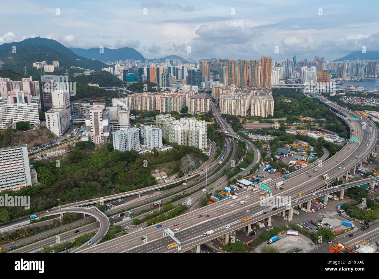 Kwai Chung, Hong Kong 16 juin 2021 : un drone survole le port de conteneurs de Hong Kong Banque D'Images