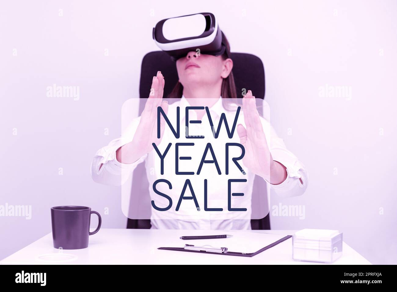 Affiche textuelle indiquant les soldes du nouvel an. Approche d'affaires réductions de prix de fin de saison offre des bulles de discours ovales et carrés montrant discuter des idées et des stratégies. Banque D'Images