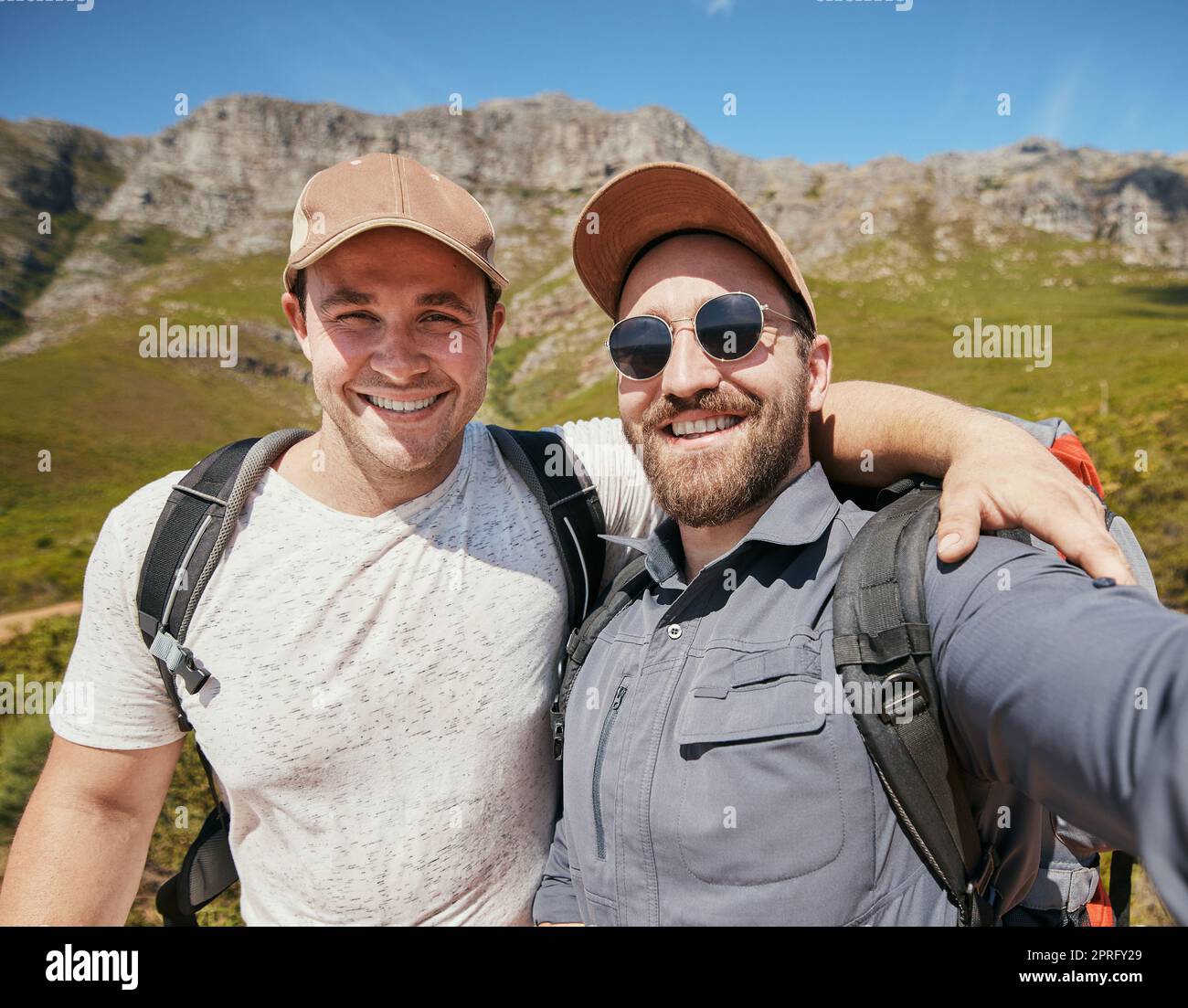 Selfie d'hommes ou d'amis de randonnée heureux dans la montagne ou la nature sur les vacances Voyage en été ou au printemps ensemble. Portrait de jeunes touristes souriant ou souriant lors d'un voyage d'aventure de trekking Banque D'Images
