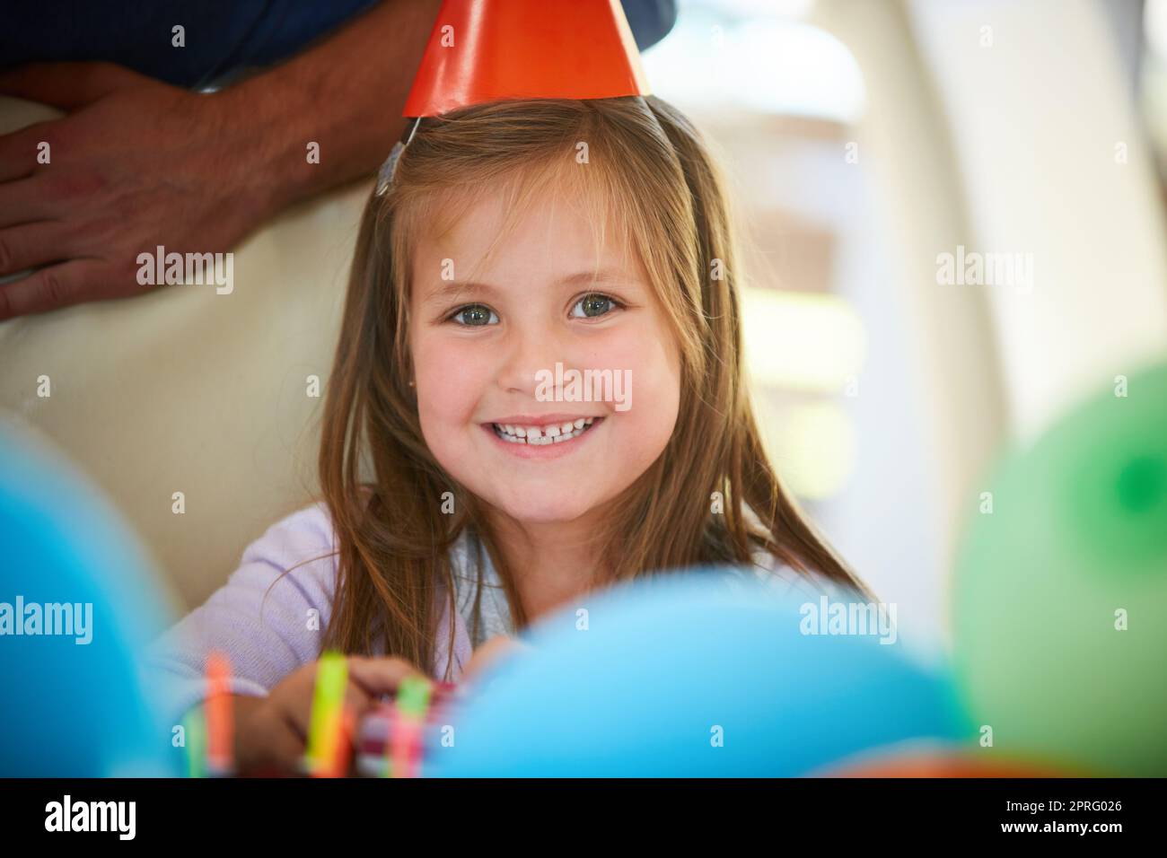 Chaque année, j'ai encore plus de choses à faire. Portrait d'une petite fille heureuse profitant d'une fête d'anniversaire à la maison. Banque D'Images