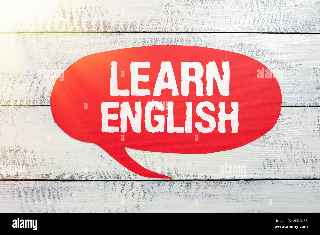 Affiche apprendre l'anglais. Etude d'idées d'affaires un autre langage apprendre quelque chose communication étrangère Femme tenant Une tablette et un stylo appuyant sur la sécurité pour les données cruciales. Banque D'Images