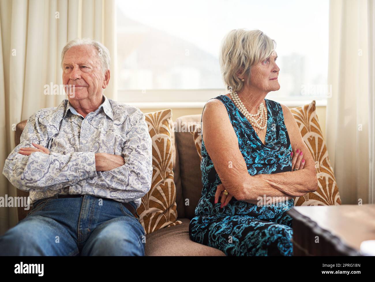 Chaque mariage a des moments difficiles : un couple âgé ayant un argument à la maison. Banque D'Images