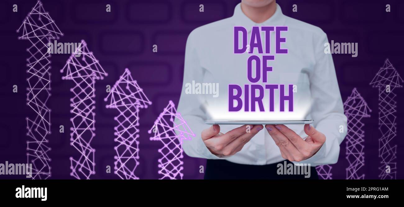 Légende conceptuelle Date de naissance. Business concept Day quand quelqu'un est né nouveau bébé à venir femme enceinte Homme présentant graphique multiple S et pointant sur le bouton d'alimentation. Banque D'Images