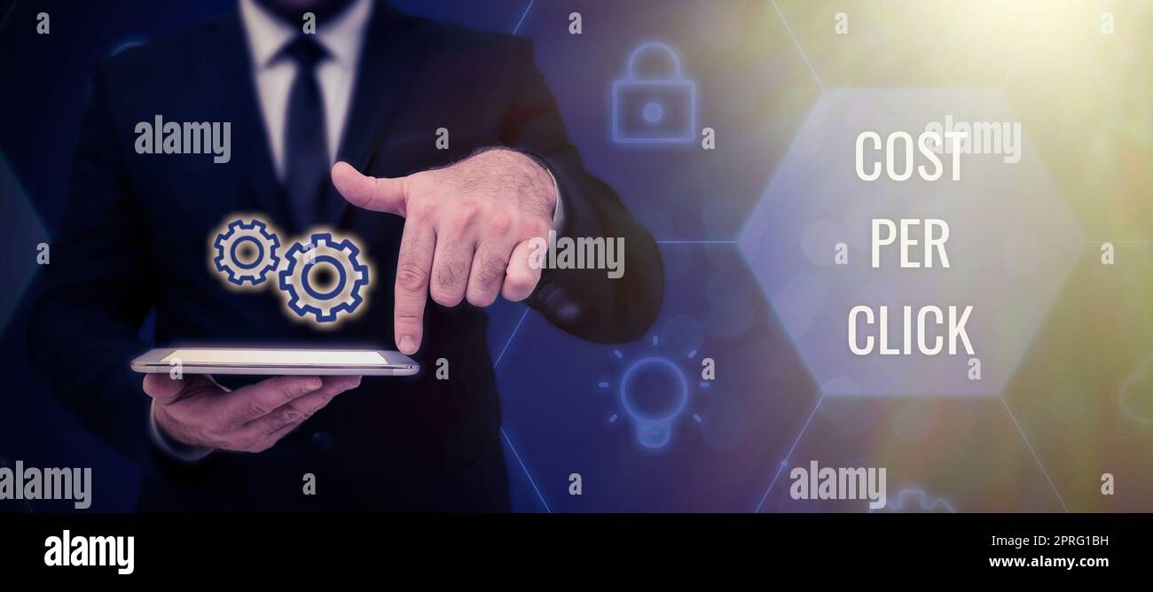 Coût d'affichage conceptuel par clic. Idée d'affaires payer une quantité d'argent chaque fois qu'une personne visite le site Web femme tenant le stylo et Placard Publicité Business pour la croissance. Banque D'Images
