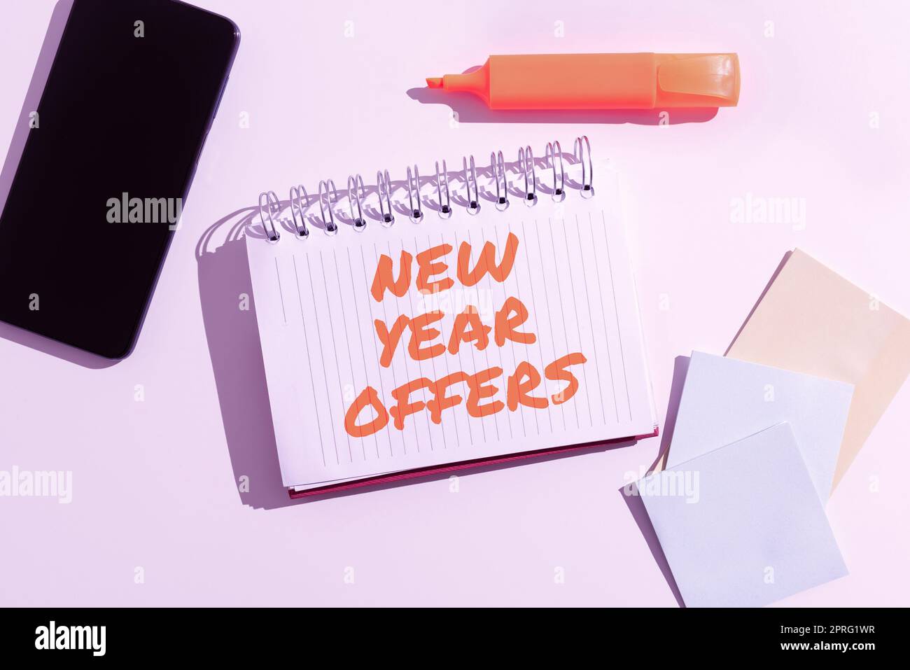 Légende du texte présentant les offres du nouvel an. Word pour la dernière saison des fêtes réductions de prix ventes équipe commerciale qui tient deux idées importantes sur les bulles de discours des deux côtés. Banque D'Images