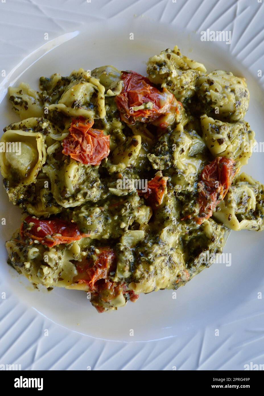 Tortellini aux épinards et à la ricotta avec sauce au pesto Banque D'Images