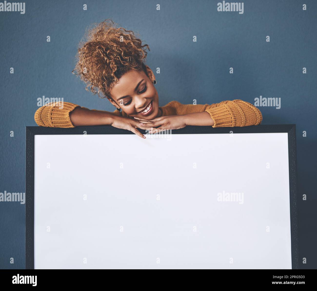 Affiche blanche vierge et espace publicitaire d'une femme souriante, heureuse et jeune tenant le signe. Femme regardant un tableau vide de l'espace de copie avec une vente au détail, marketing ou publicité de médias sociaux à l'intérieur Banque D'Images