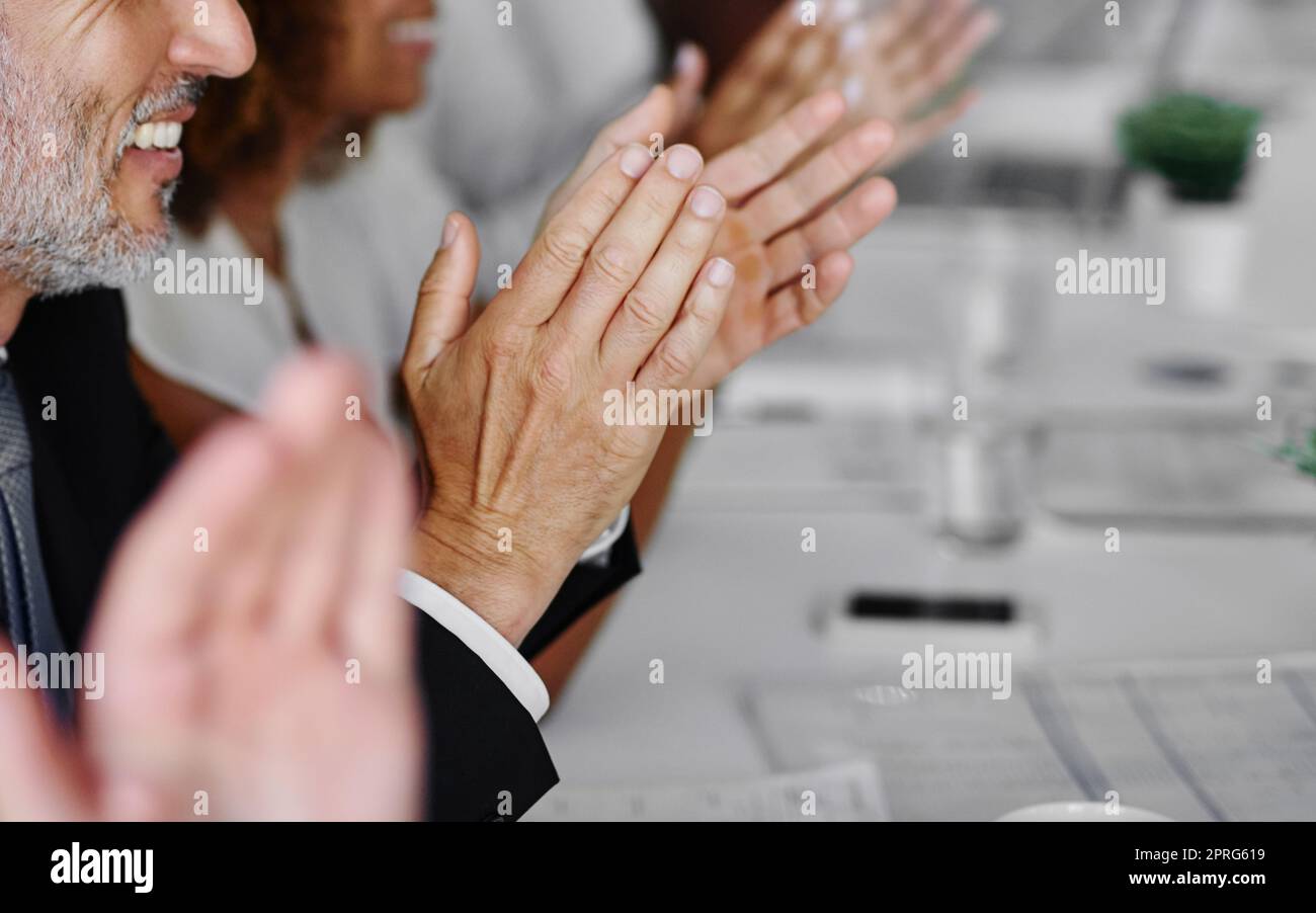 Les gagnants trouvent un moyen. Un groupe de gens d'affaires applaudissant une présentation d'affaires. Banque D'Images