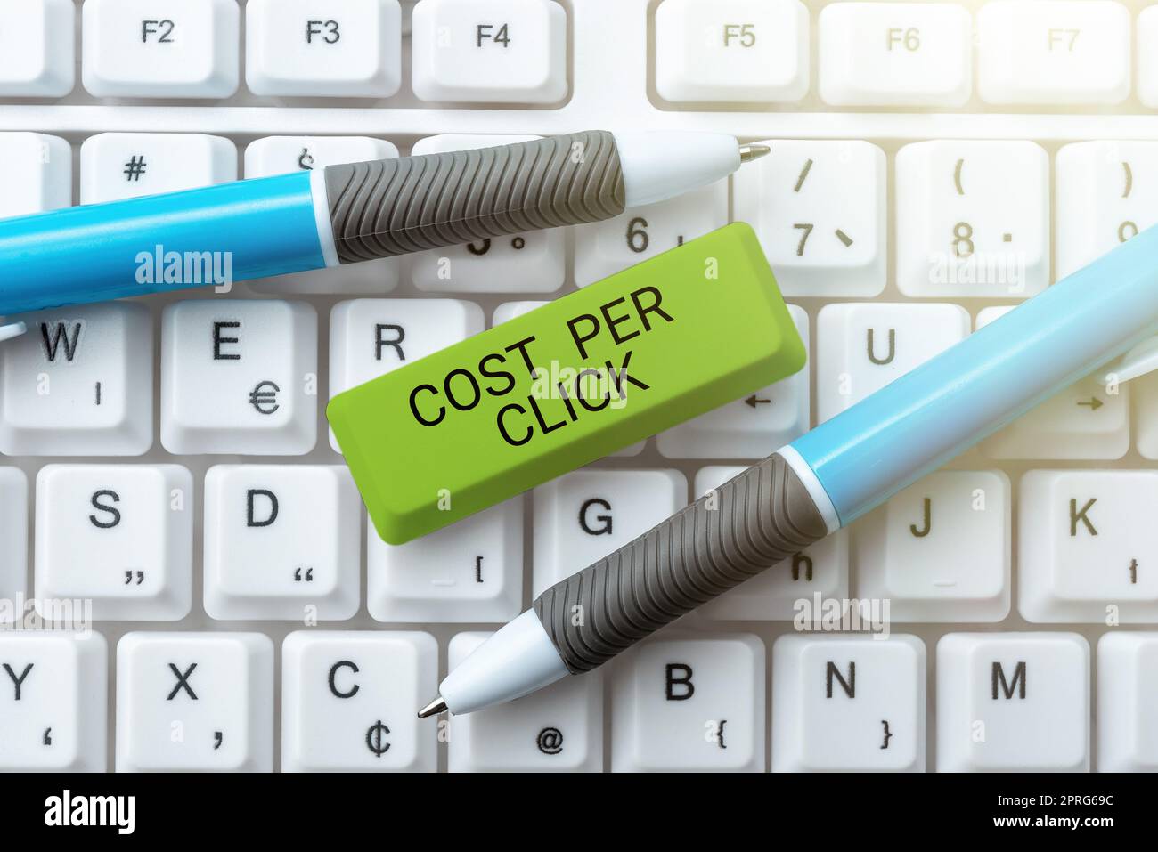 Affiche textuelle indiquant le coût par clic. Approche d'affaires payer une quantité d'argent chaque fois qu'une personne visite le site Web femme d'affaires tenant le téléphone cellulaire et présentant des informations importantes. Banque D'Images