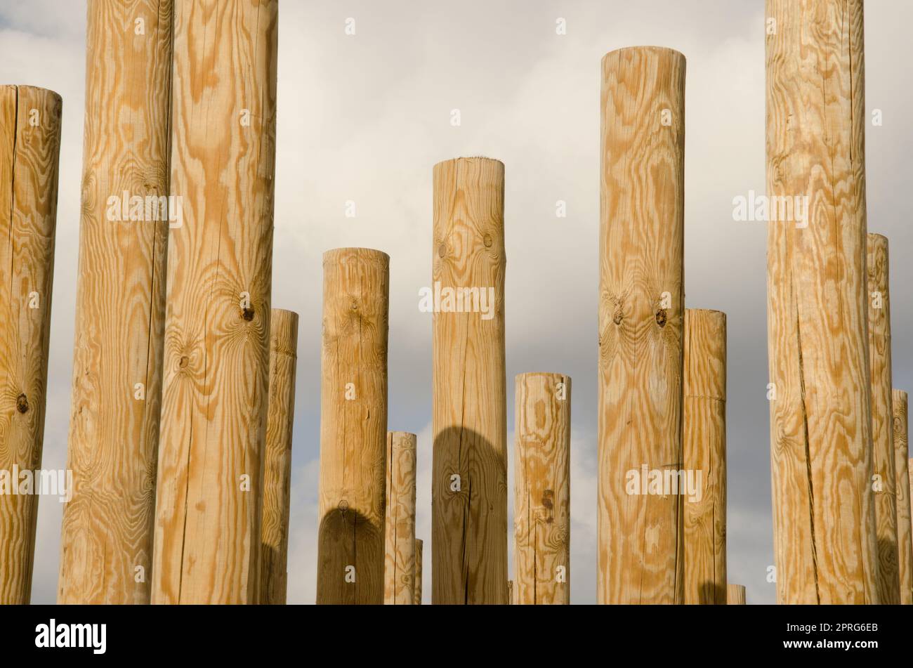 Sculpture formée de poteaux en bois. Banque D'Images