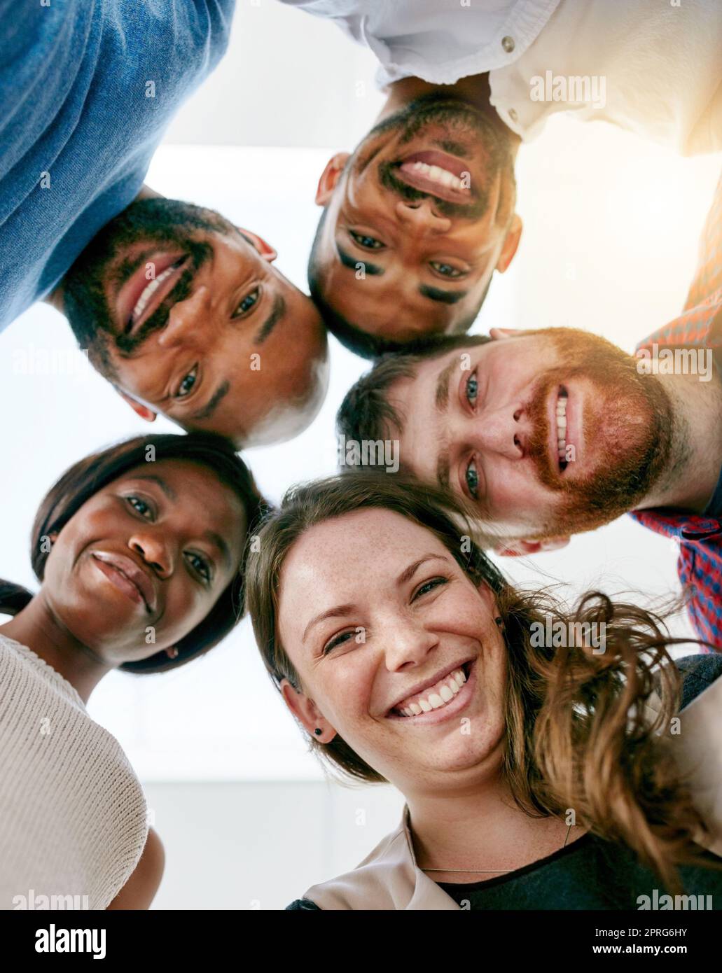 Beaucoup de têtes font le travail léger. Portrait à angle bas d'une jeune équipe de design debout dans un caucus dans leur bureau. Banque D'Images