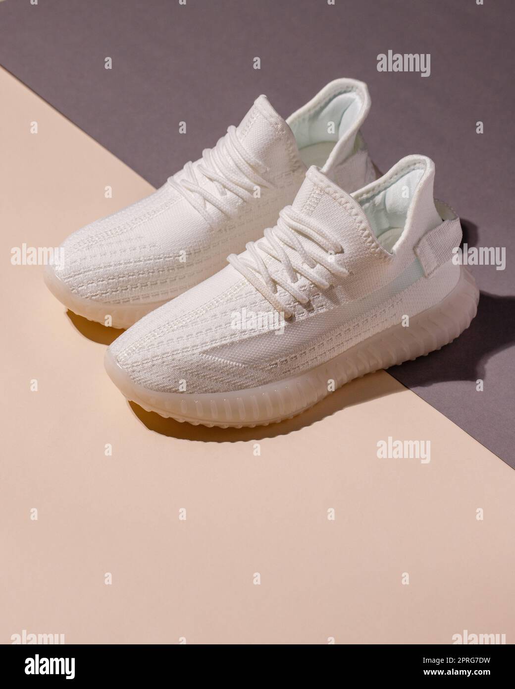 Paire de chaussures de course à pied sport élégantes et confortables sur fond coloré. Banque D'Images