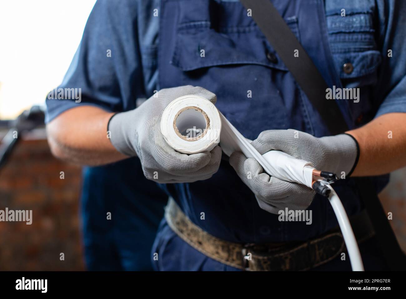 Les travailleurs professionnels prépareront les tuyaux lors de l'installation du système de chauffage dans un appartement vide. Banque D'Images