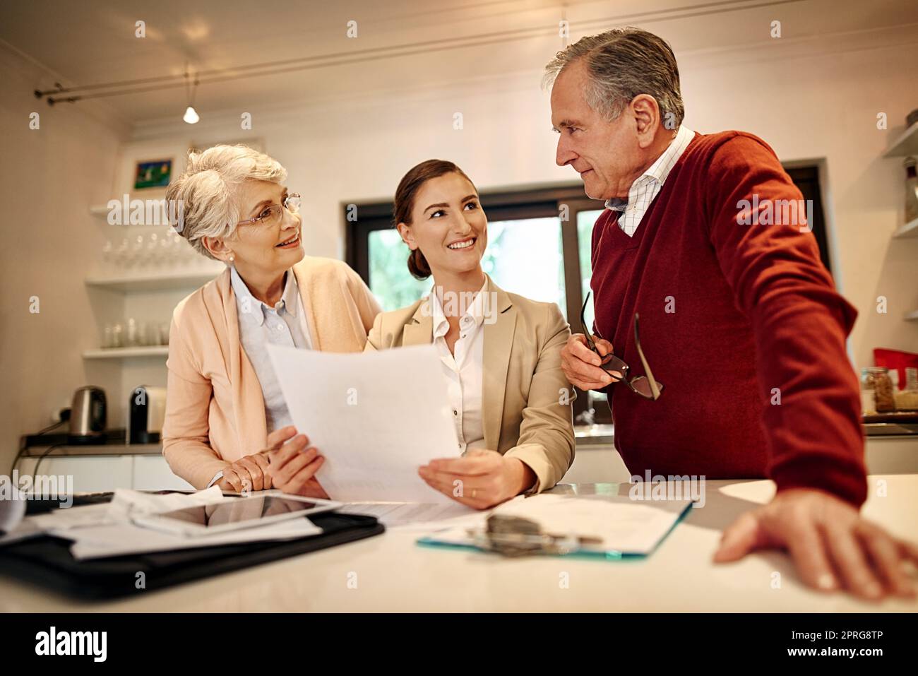 Faire bon usage de leurs économies. Un couple senior qui obtient des conseils de son consultant financier. Banque D'Images