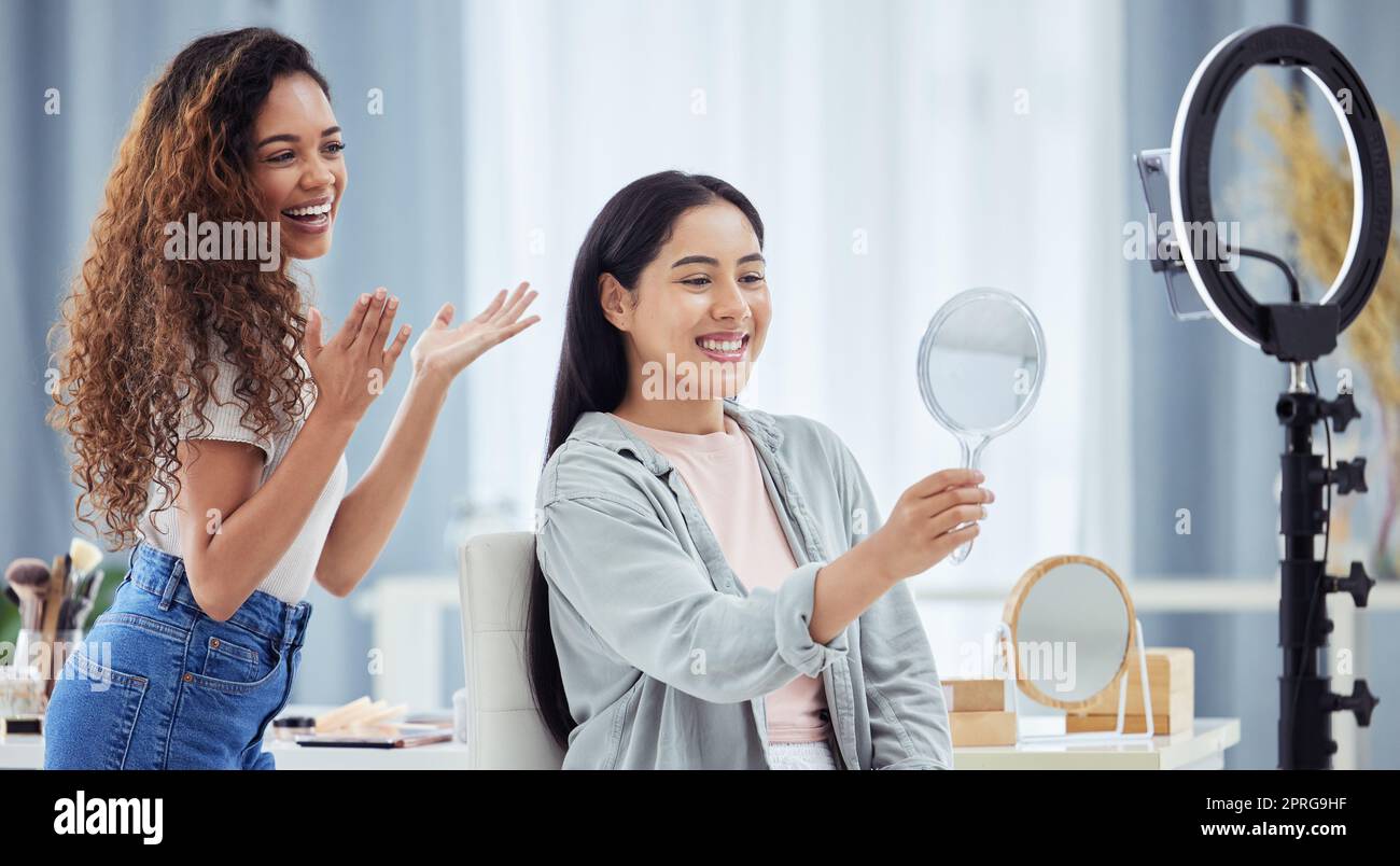 Femme enregistrant un tutoriel de maquillage avec un client pour son blog de beauté ou vlog en utilisant son téléphone à la maison. Influenceur afro-américain en direct en streaming ses compétences cosmétiques pour les médias sociaux Banque D'Images