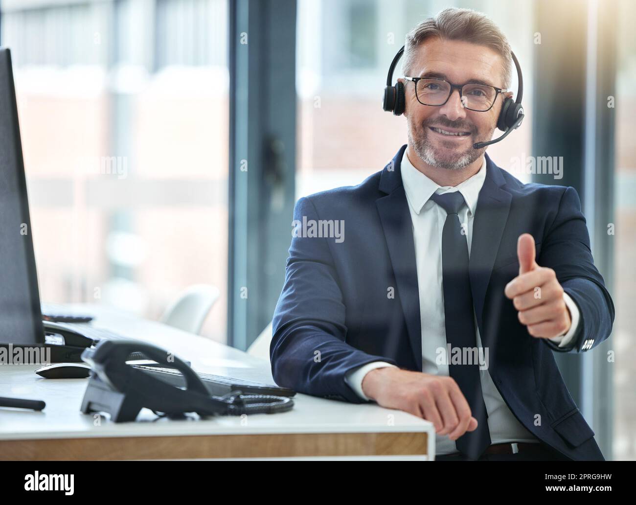 Centre d'appels, pouces et succès de traiter avec nous contacter, le marketing numérique ou crm homme d'affaires ordinateur de bureau. Sourire portrait d'un employé heureux, motivé ou de soutien à la clientèle avec la stratégie de réseautage Banque D'Images