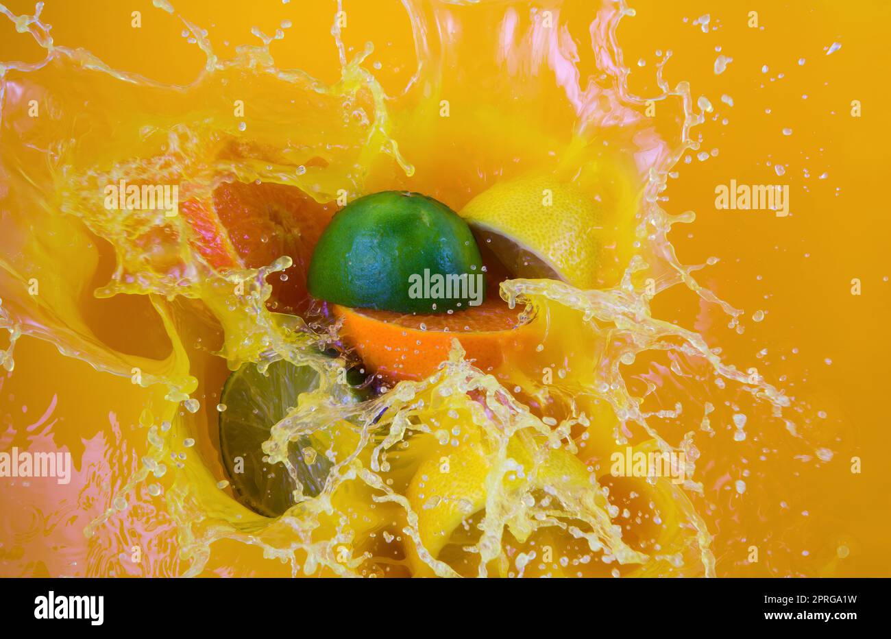 jus d'orange fruits liquide de mélange gouttes citron vert saveur de citron saine boisson fraîche Banque D'Images