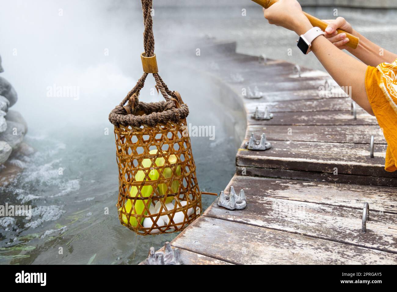 Faire cuire le maïs et l'œuf dans le panier au printemps chaud à Jioujhihze de Taipingshan à Taïwan Banque D'Images