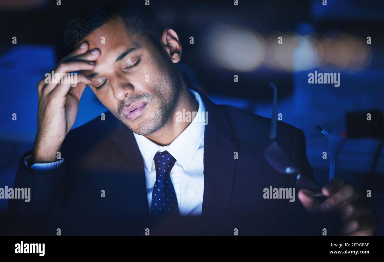 Nuit, stress et maux de tête d'un homme d'affaires travaillant des heures supplémentaires ou tard dans le bureau sombre pour 404 rapport, codage INFORMATIQUE ou date limite de logiciel. Responsable informatique d'entreprise fatigué, frustré ou triste Banque D'Images