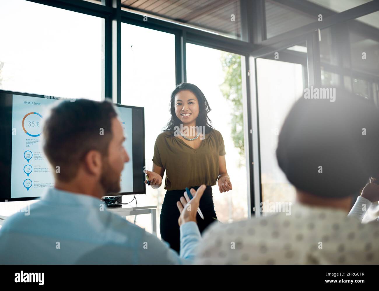 C'est une grande présentation. Une femme d'affaires qui donne une présentation dans la salle de conférence. Banque D'Images