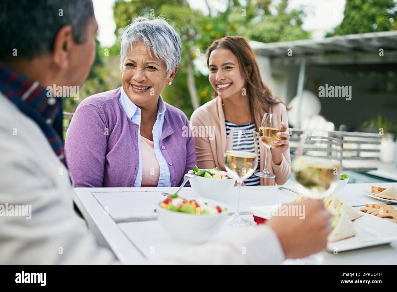 Pour un déjeuner léger, une famille dégusté un déjeuner et un vin à l'extérieur. Banque D'Images