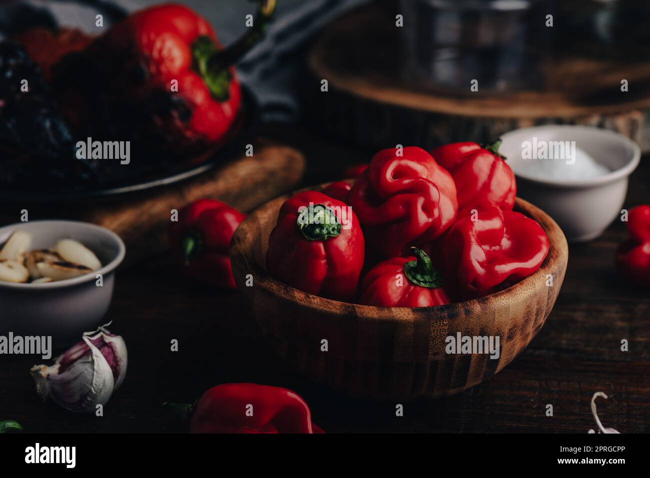Poivrons Habanero, poivron rouge grillé et gousses d'ail rôties pour la cuisson de la sauce Chili chaude maison Banque D'Images
