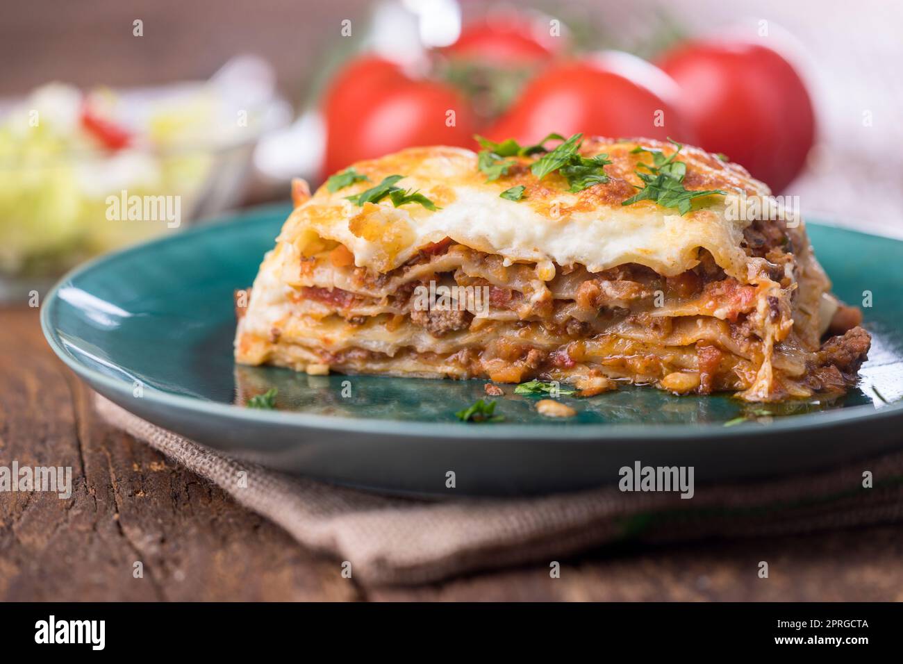 lasagnes sur une assiette verte Banque D'Images