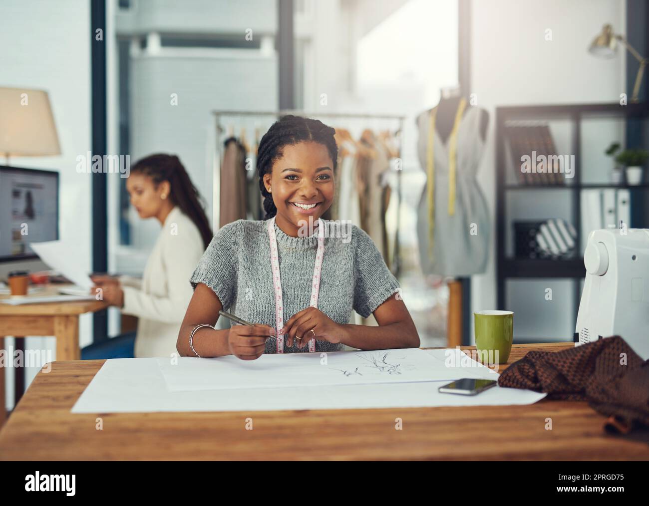 J'ai une passion pour la création de belles choses. Une créatrice de mode travaillant sur sa dernière création avec sa collègue a été floue. Banque D'Images