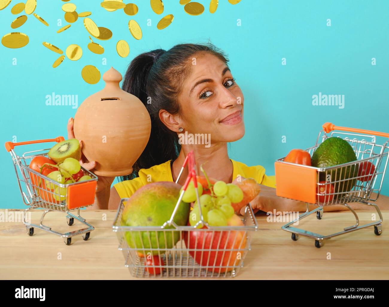 Une femme heureuse a fait un bon marché et saine shopping de fruits Banque D'Images